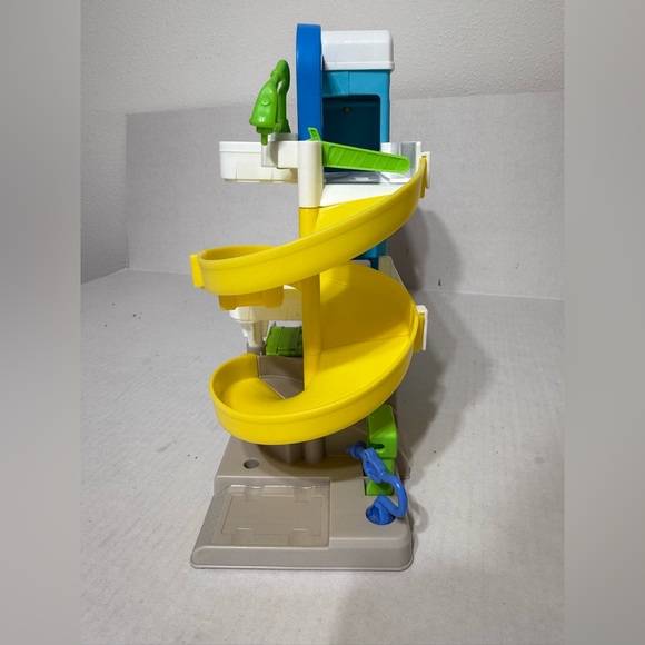 Fisher-Price Little People Helpful Neighbor's Garage and 2 Wheelie Cars - Picture 8 of 10